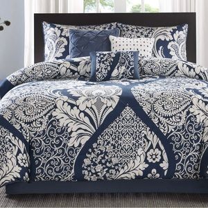 Madison Park Vienna duvet cover 6 pieces. duvet cover, 2 shams, 3 throw pillows.
